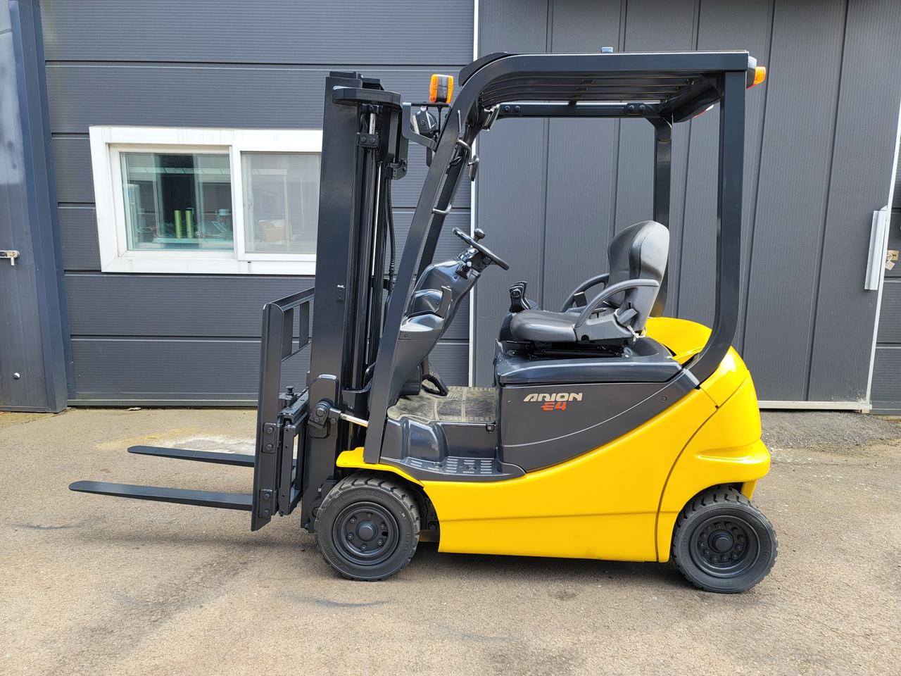 신차급 코마츠 12형 1.5톤 전동지게차 특가판매