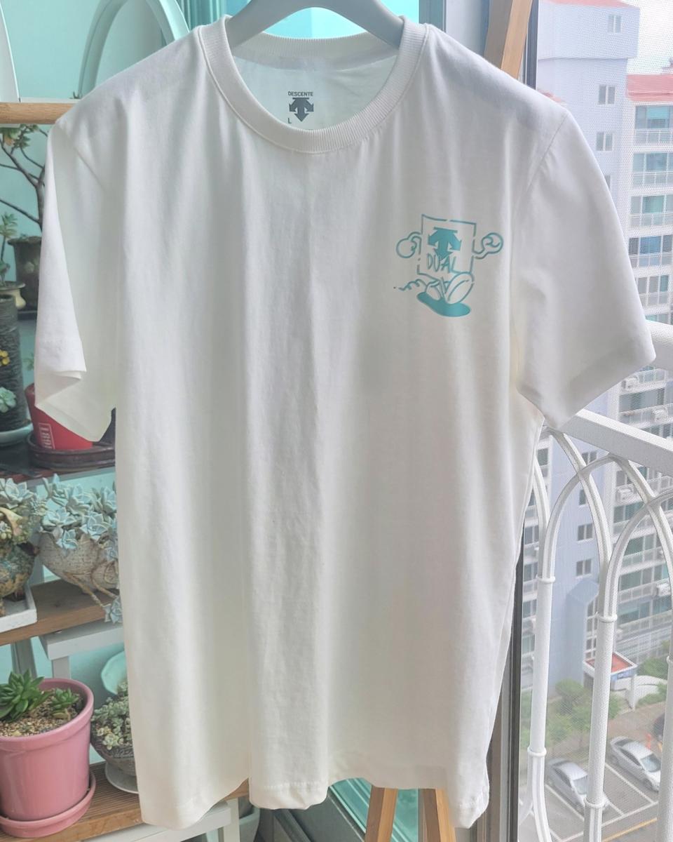 데상트 반팔티셔츠 100 사이즈 팝니다.