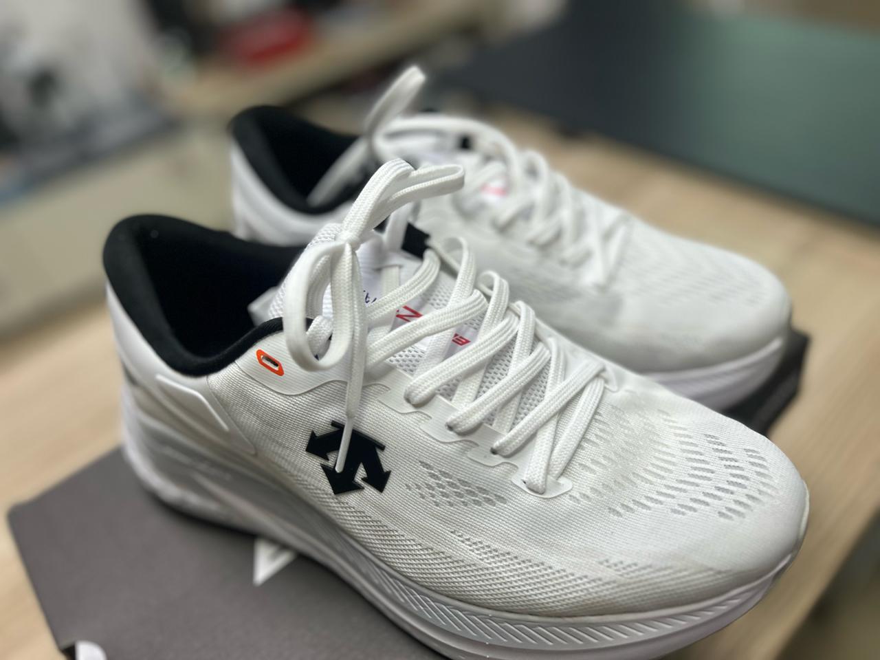 데상트 남성 런닝화 275