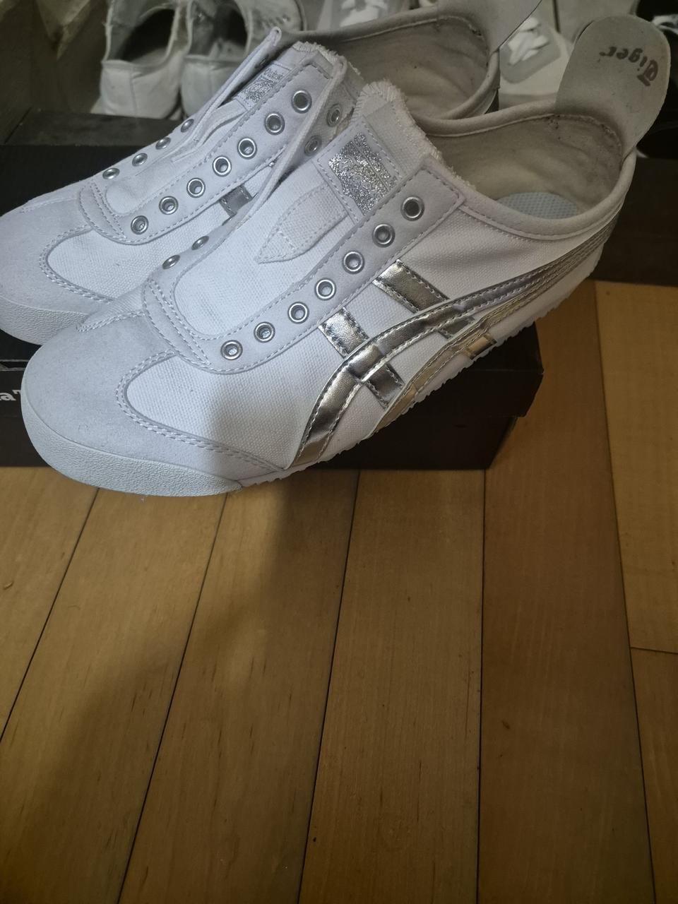 오니츠카타이거 화이트 실버 260