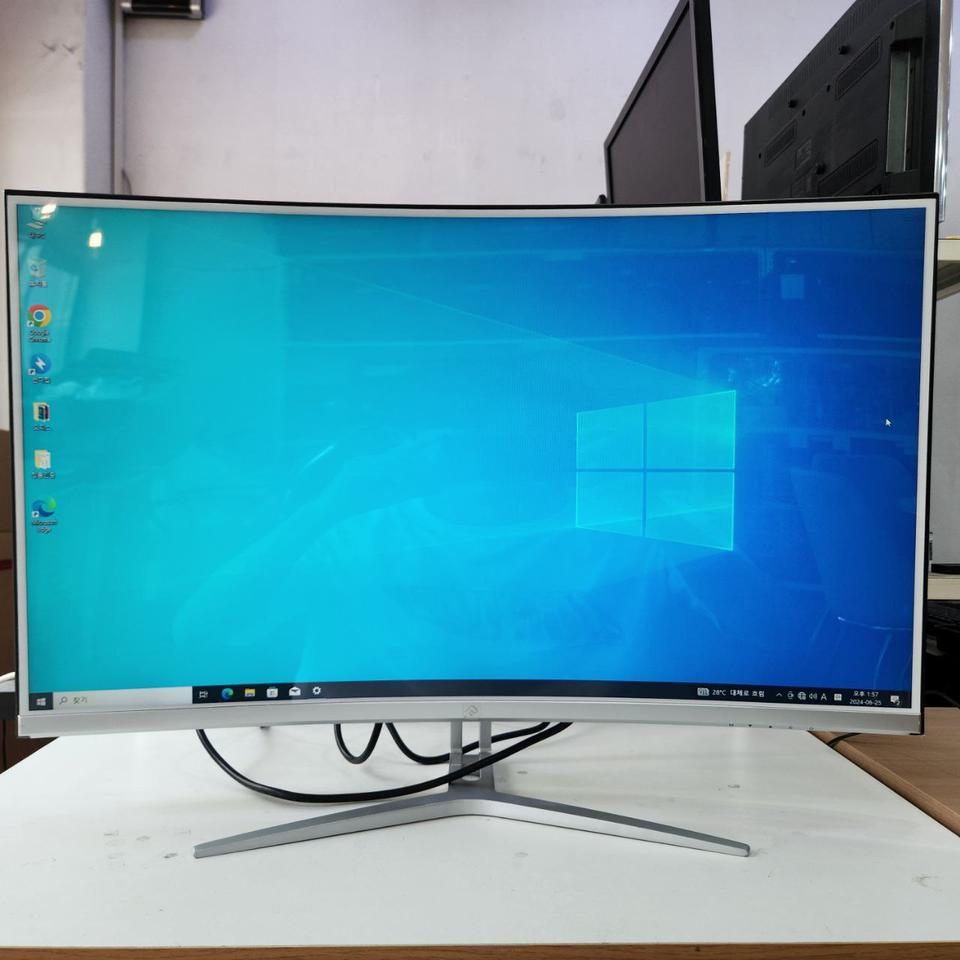 래안텍 32인치 165Hz 커브드 모니터 팝니다.