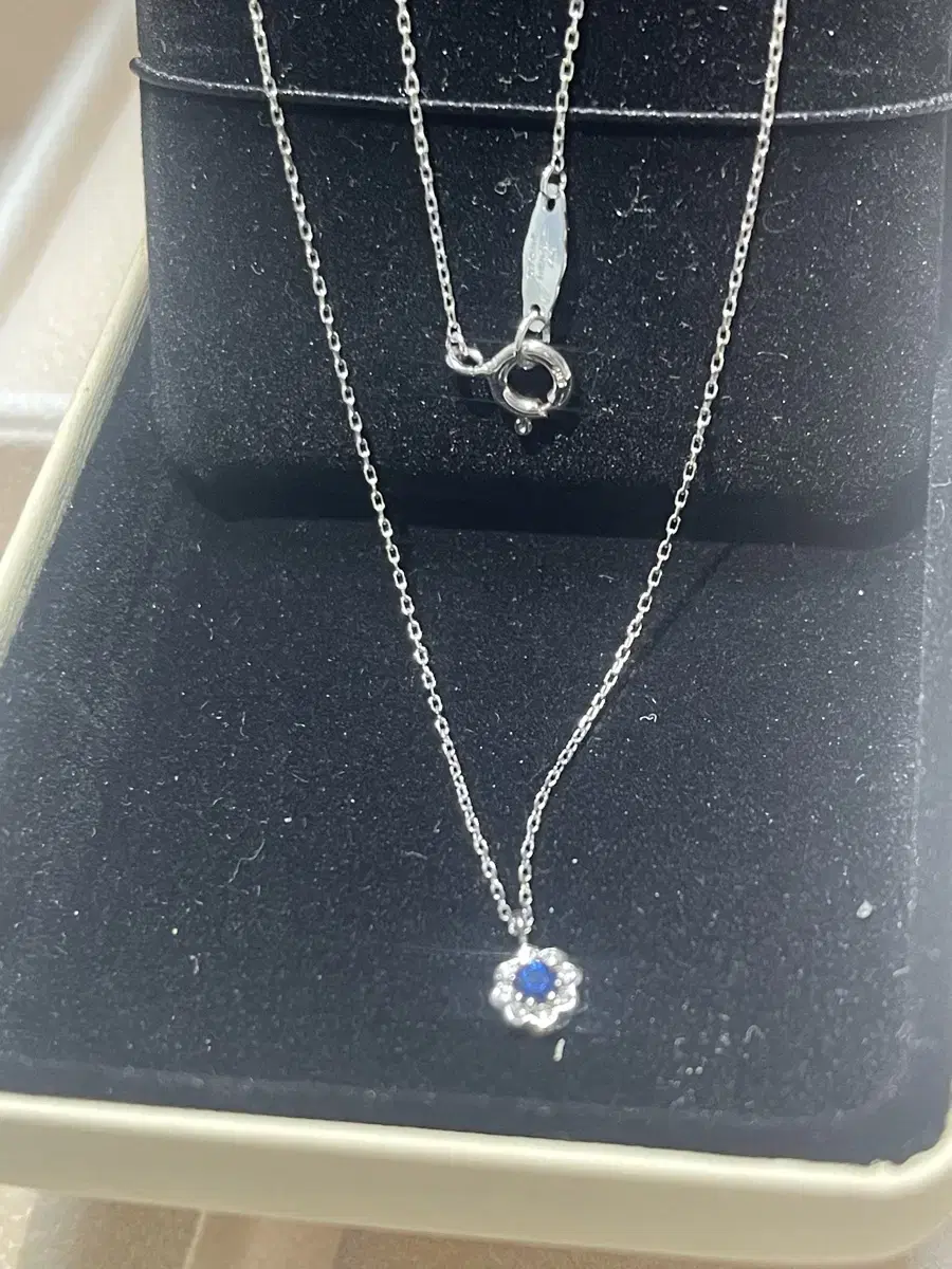 화이트골드+블루사파이어 다이아몬드 펜던트 (스톤헨지)