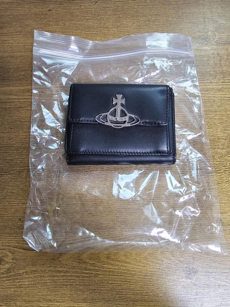 비비안웨스트우드 지갑 판매합니다.