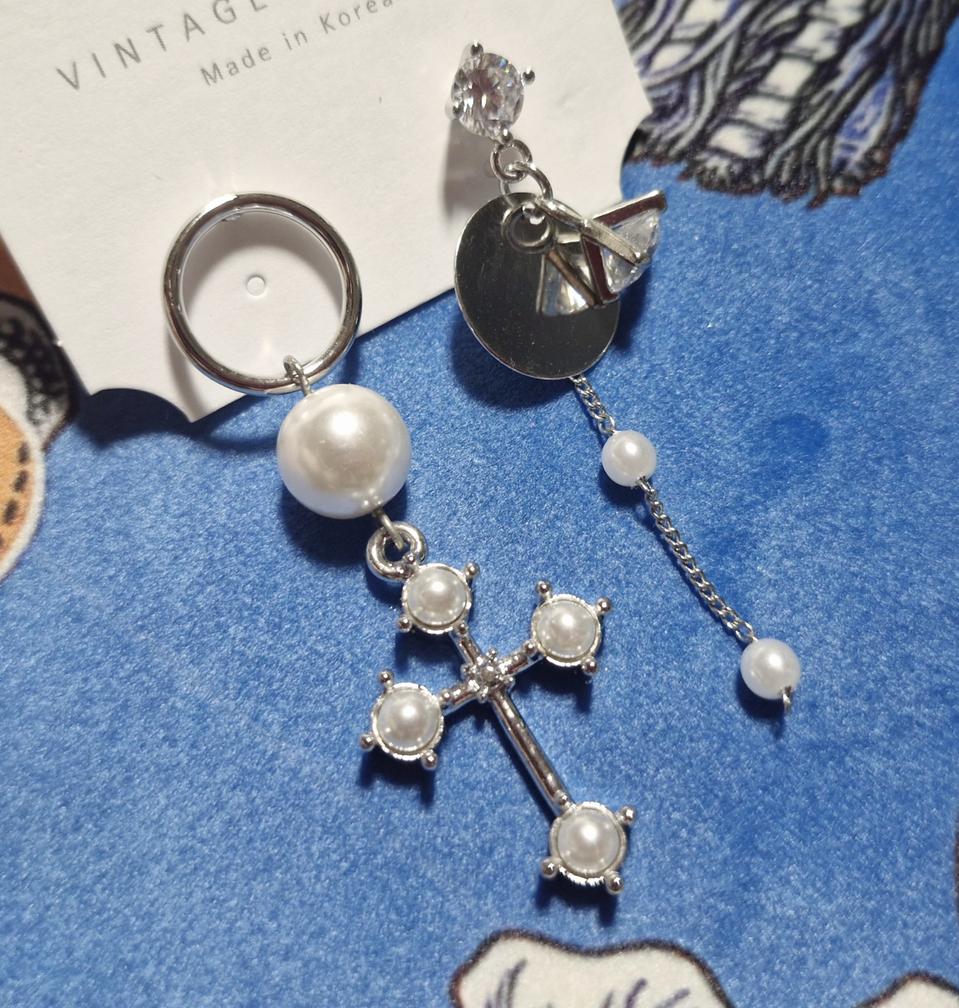 진주  큐빅 언밸런스 십자가 은침귀걸이