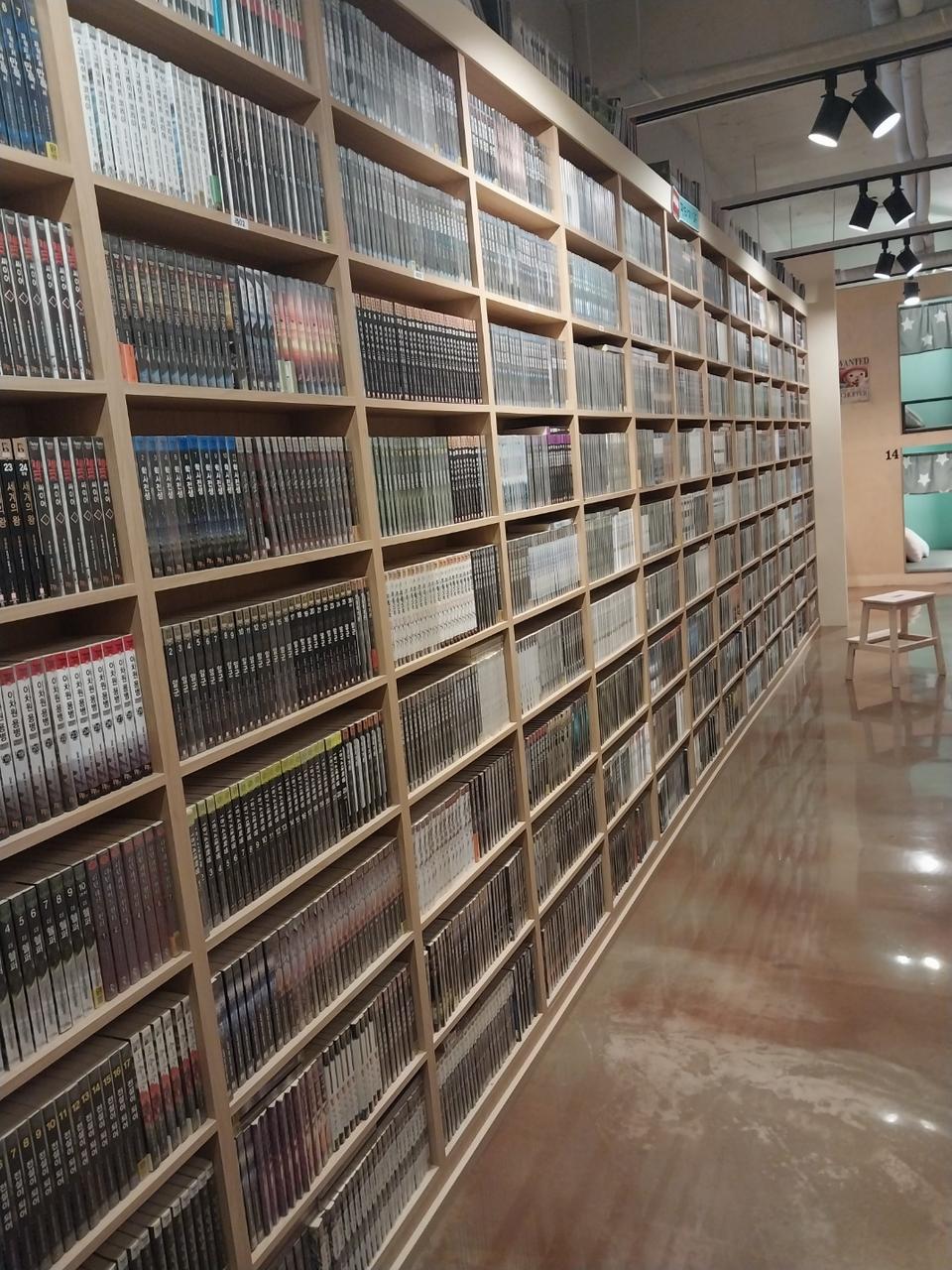 슬라이딩 만화책장 120개 개당3만원 만화카페책장