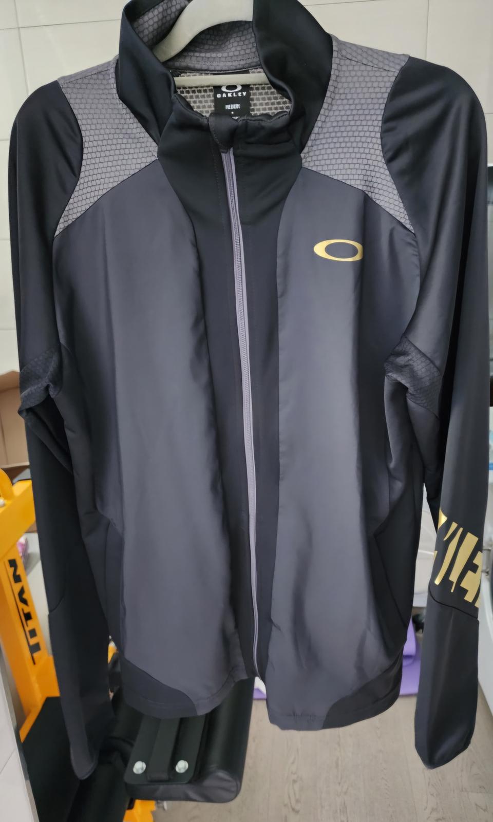 오클리 트레이닝 집업자켓 새제품