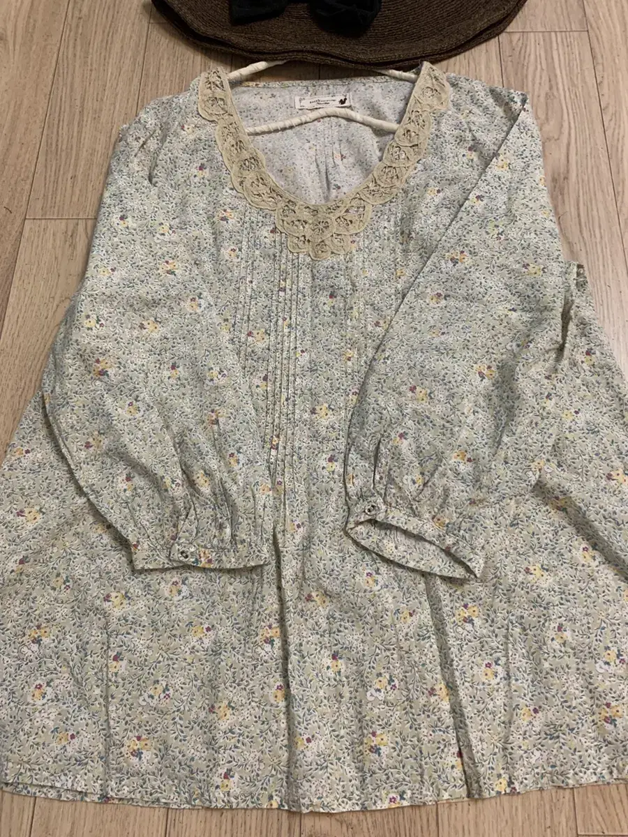 일본빈티지 earth 베이지 바텐레이스 잔꽃 블라우스