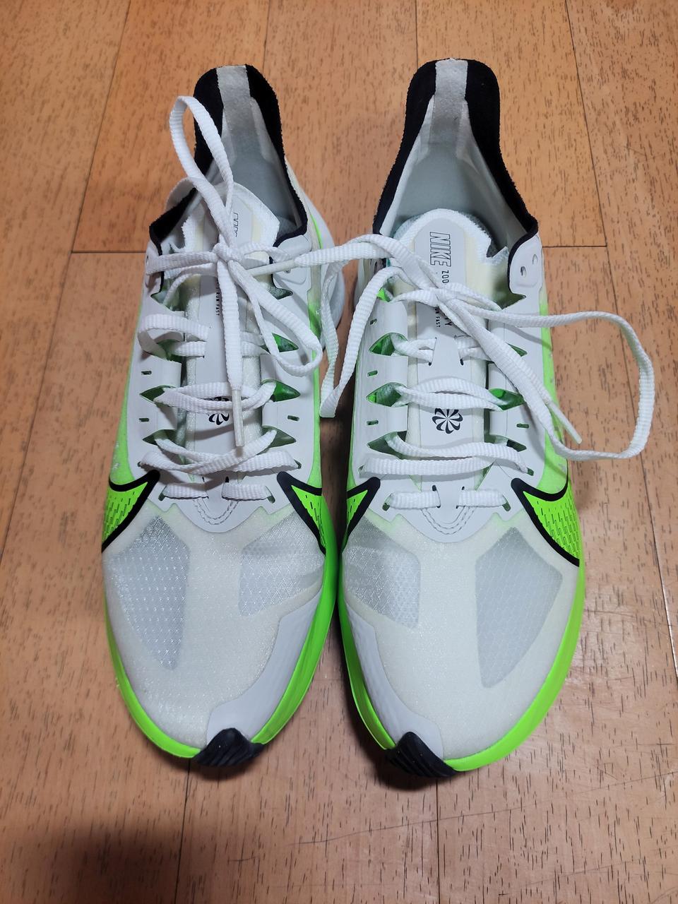 나이키 줌 그래비티 틴트 화이트 볼트 250