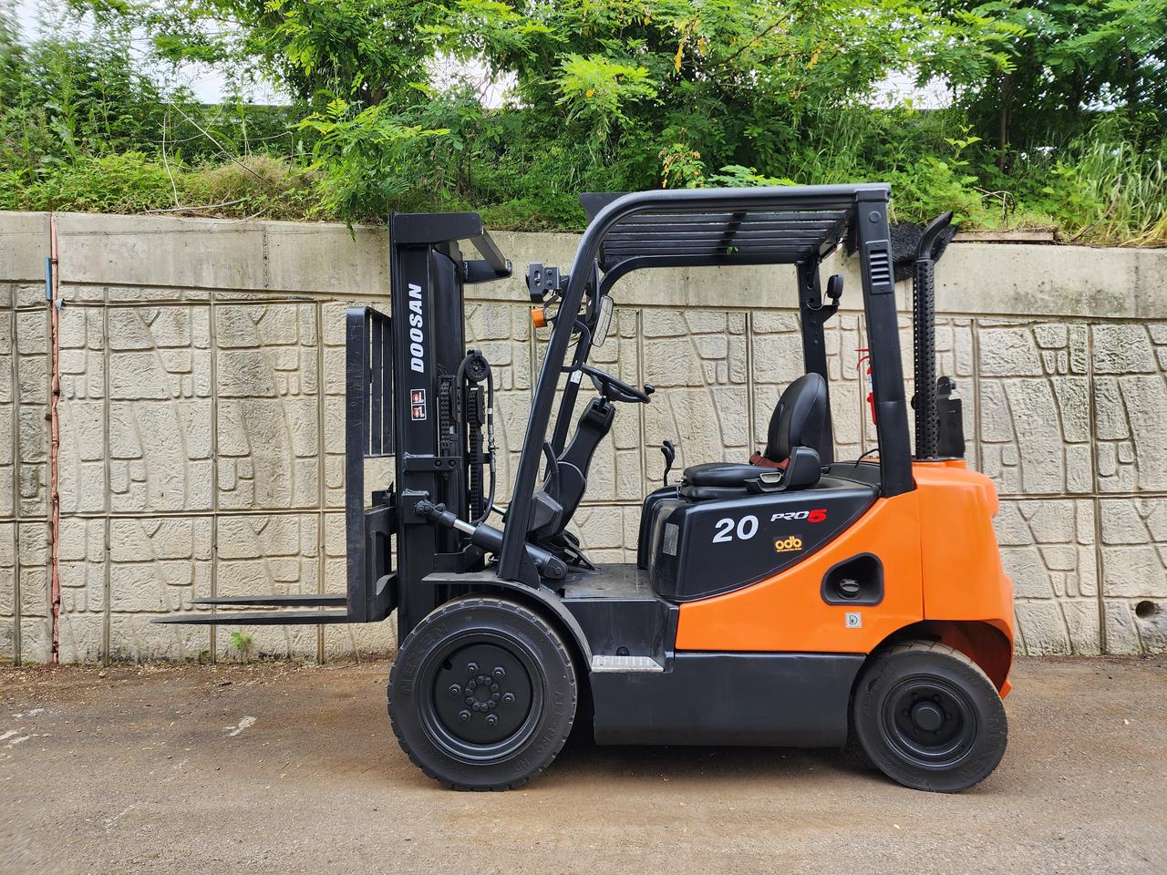 [중고]중고지게차 두산 2톤 소형 디젤지게차 (풀프리마스트, 통타이어)