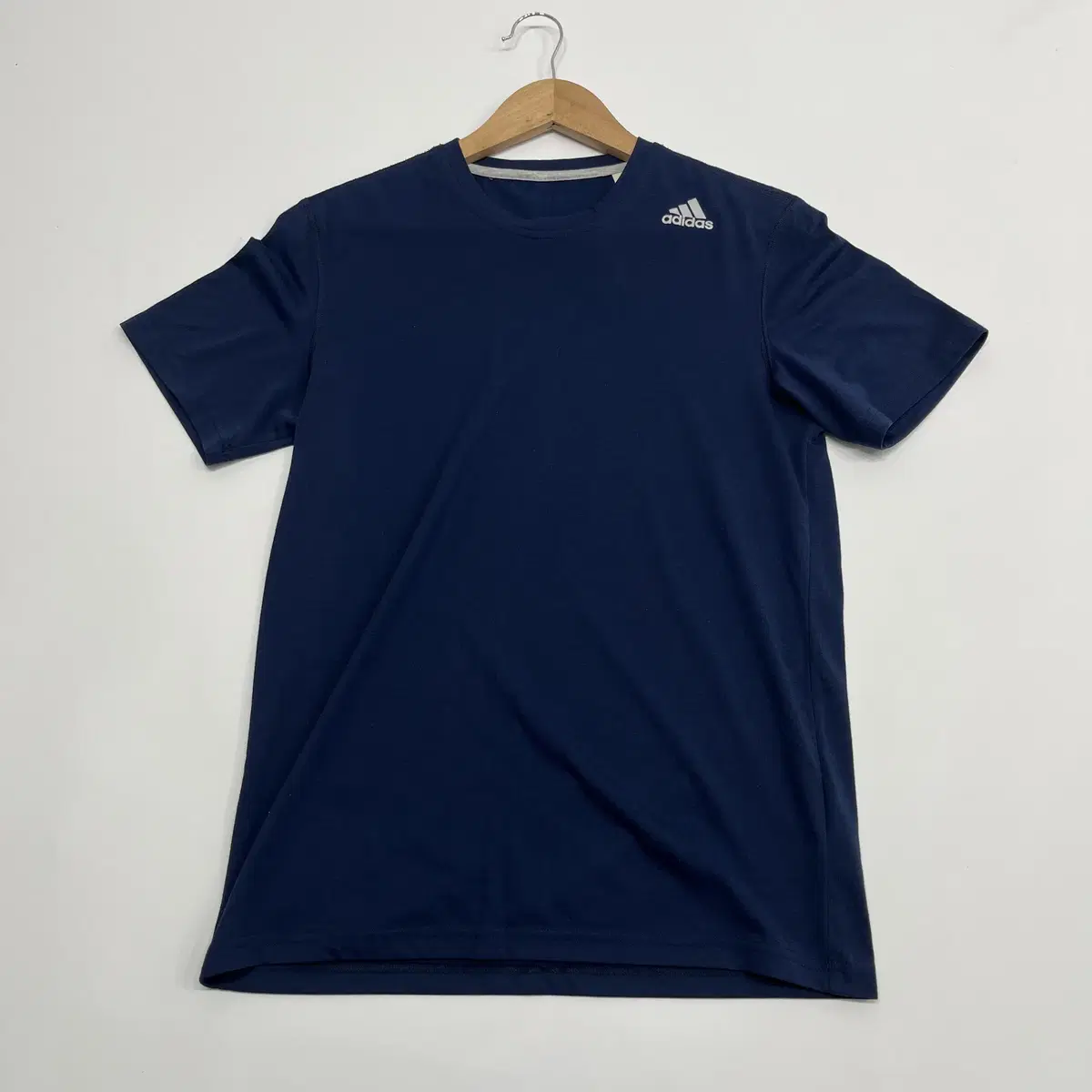 아디다스 기능성반팔티 95