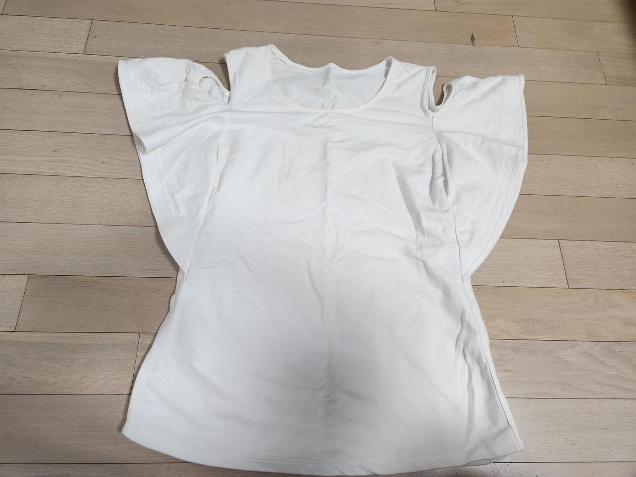 지컷 어깨 트임 러플 티셔츠