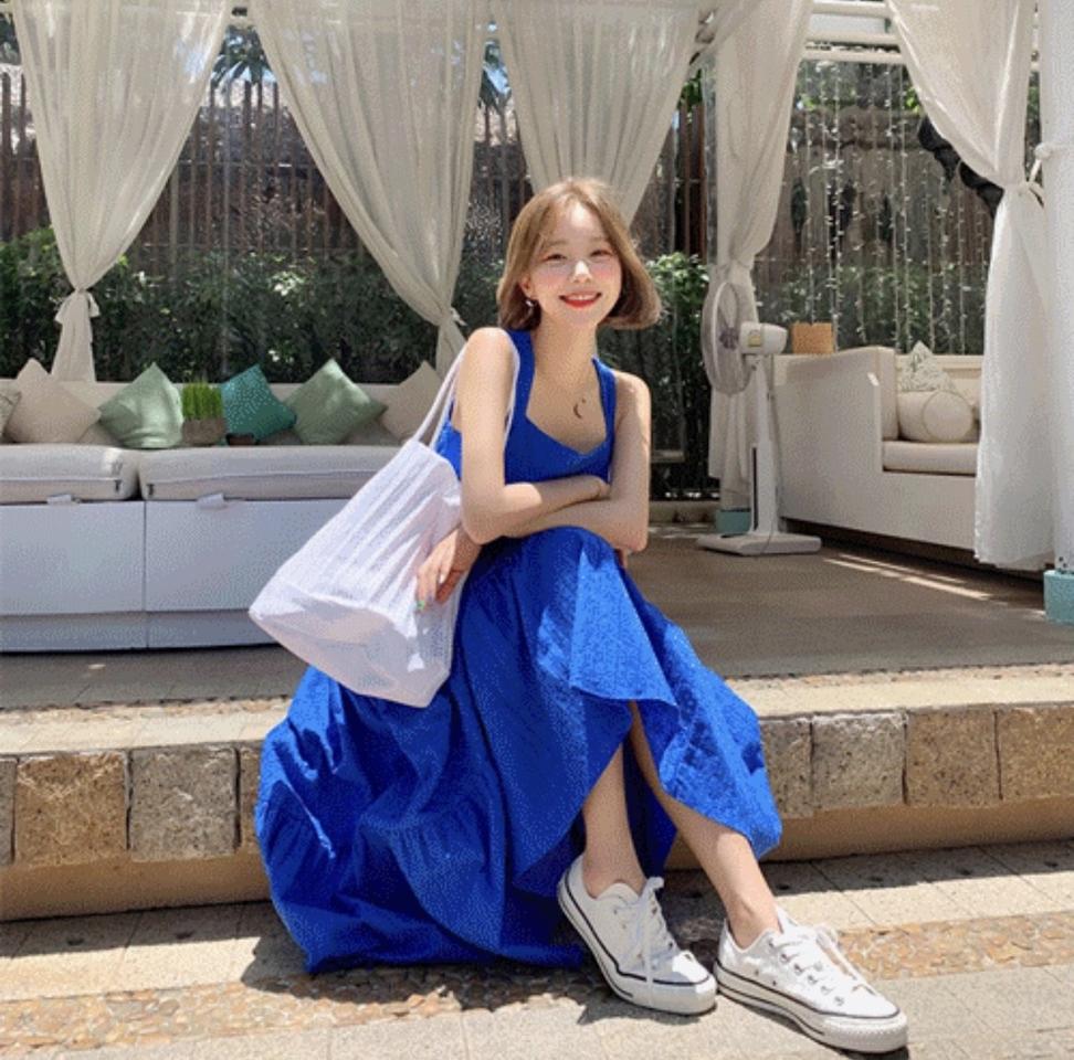 쨍한 코발트블루 펀칭 자수 휴가원피스