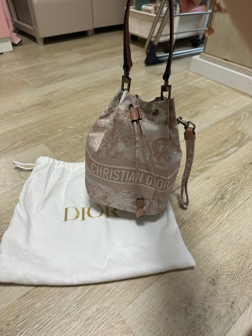 디올 파우치버킷백 팔아용 22만원