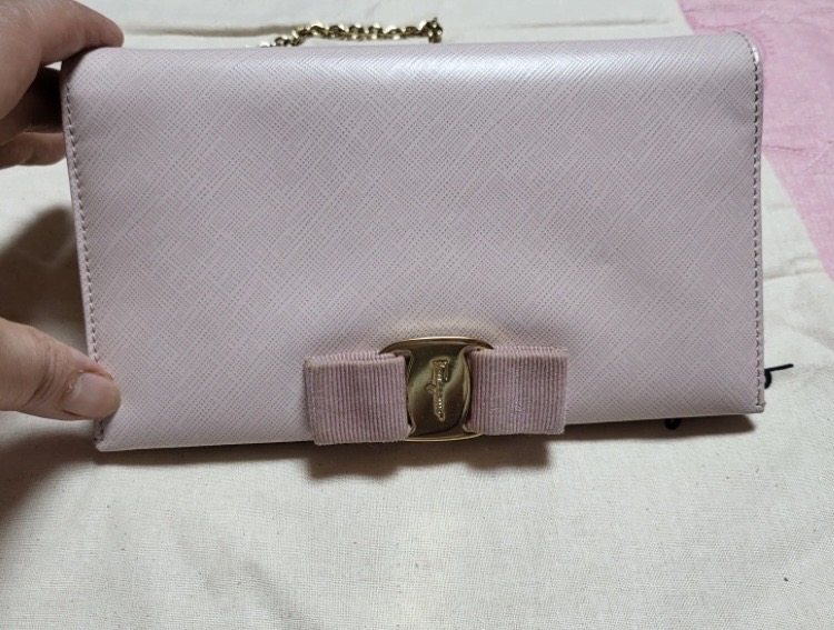 (정품) 페레가모 연핑크 러블리 WOC 크로스 겸 지갑 (*사진참고*)