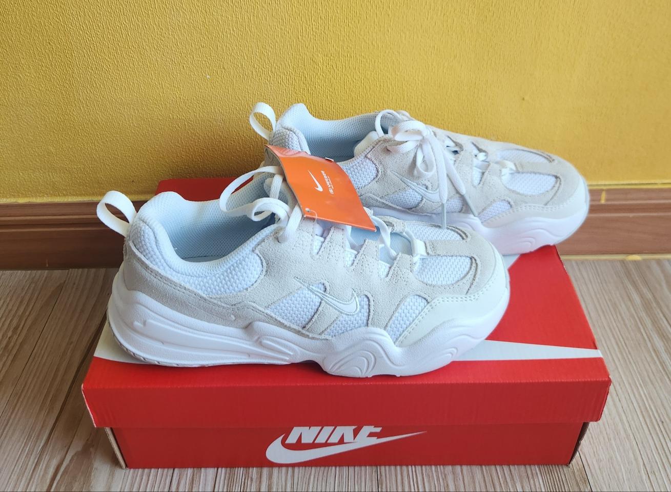 (새상품)나이키 여성 테크헤라 써밋화이트