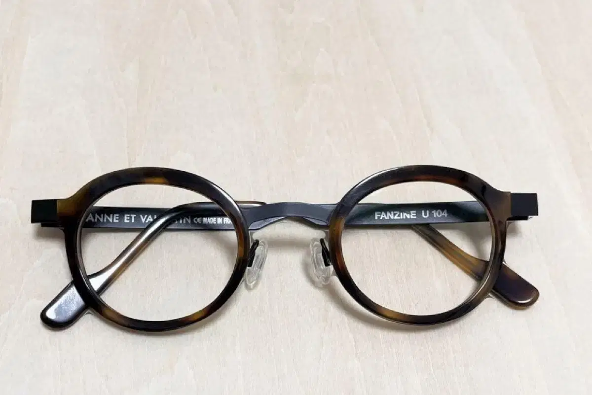안네발렌틴 fanzine 판진 U104 가메만넨 금자안경 백산안경