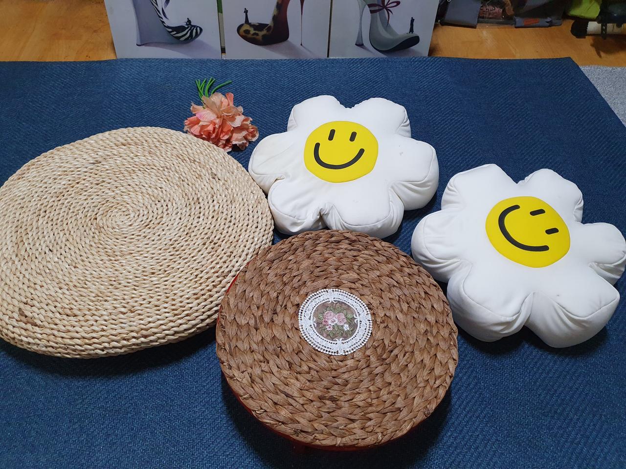 고풍스러운 다다미 찻상 방석세트입니다스마일쿠션은 중고감 있어요