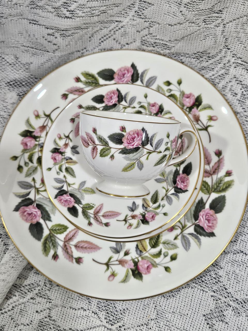 웨지우드 해서웨이 로즈 트리오.슈가볼크리머세트.라지케잌플레이트