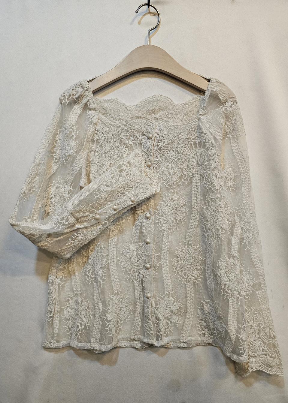 [새상품급] 자수 블라우스 66사이즈