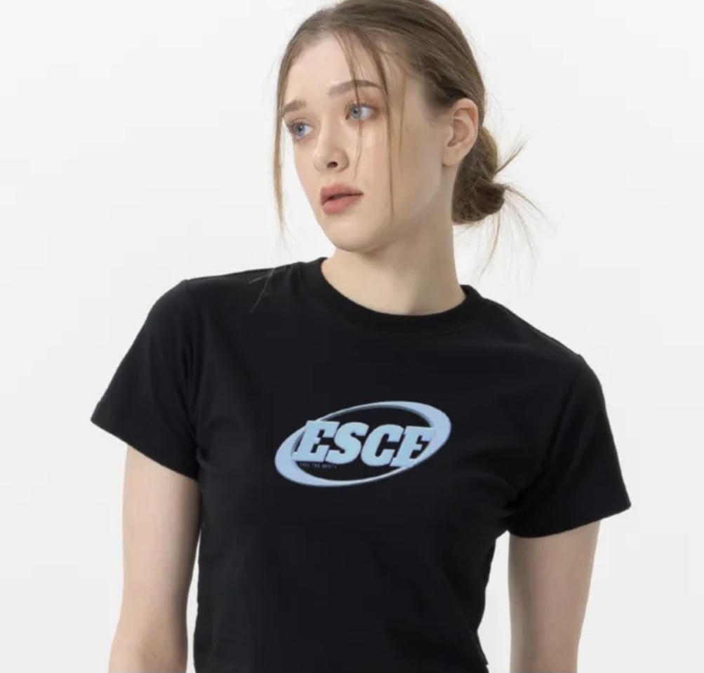 이스케이프프롬 블루 3D 오발 로고 프린트 크롭 티셔츠 블랙