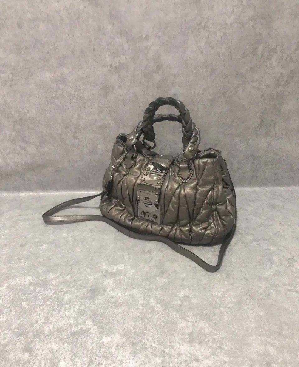 미우미우(Miumiu)의 2WAY 가죽 토트