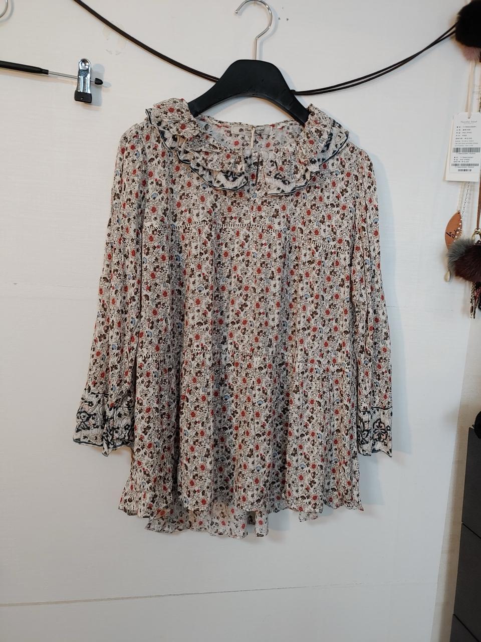 새상품 S 셔링 카라 티어드 블라우스 써스데이아일랜드