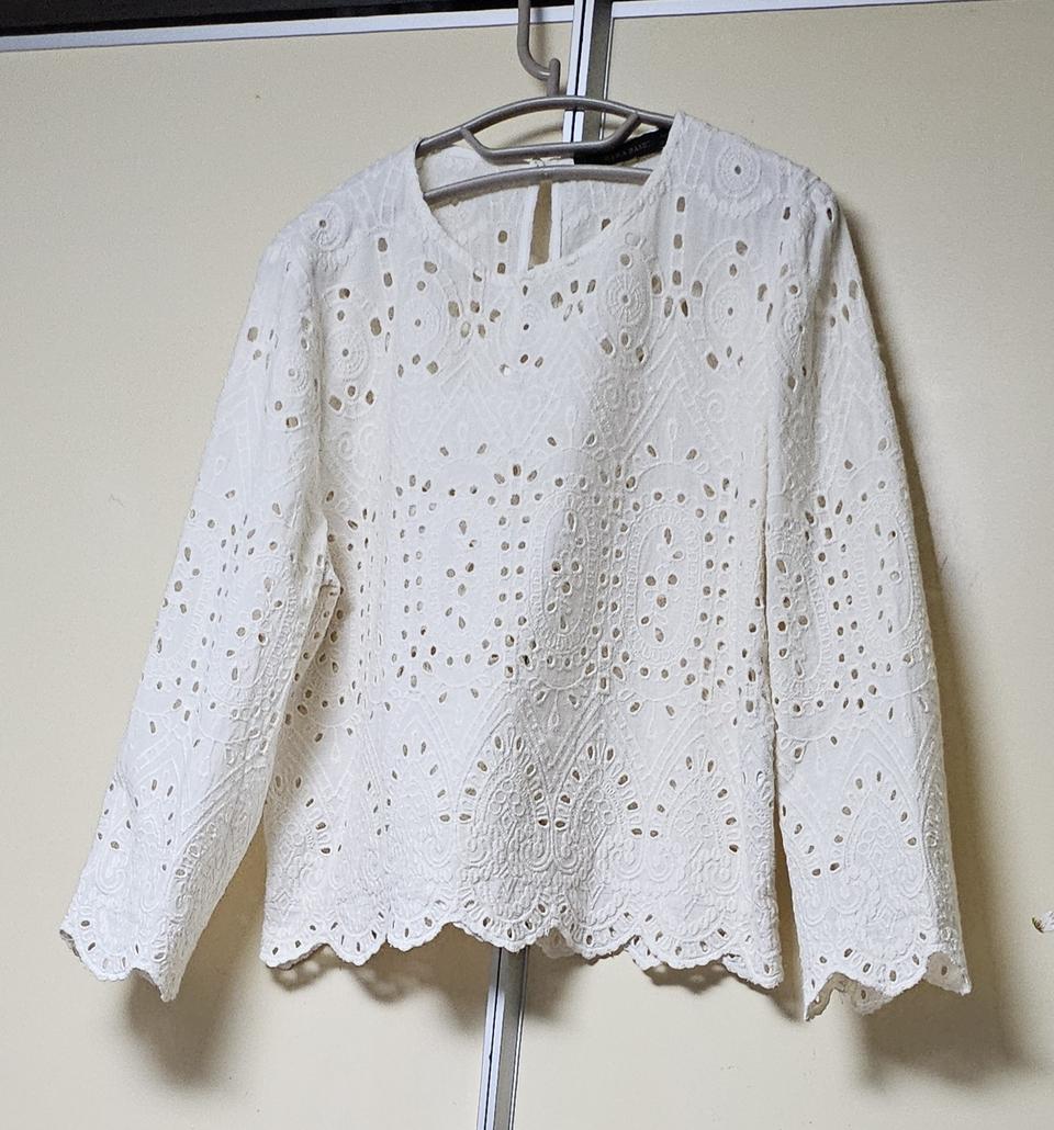 자라  펀칭 블라우스