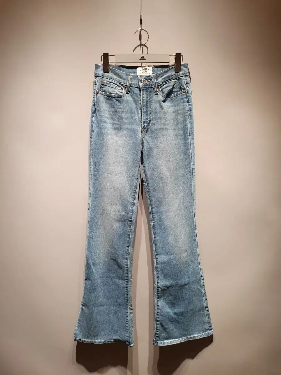 리바이스 여성 데니즌 울트라 하이라이즈 플레어 진 27인치 청바지