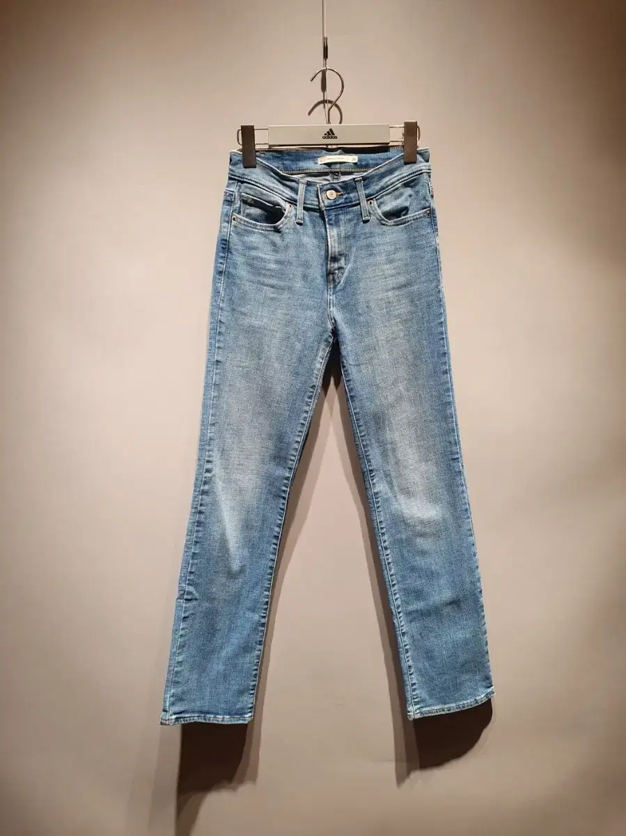 리바이스 여성 슬리밍 스트레이트 진 데님 26인치