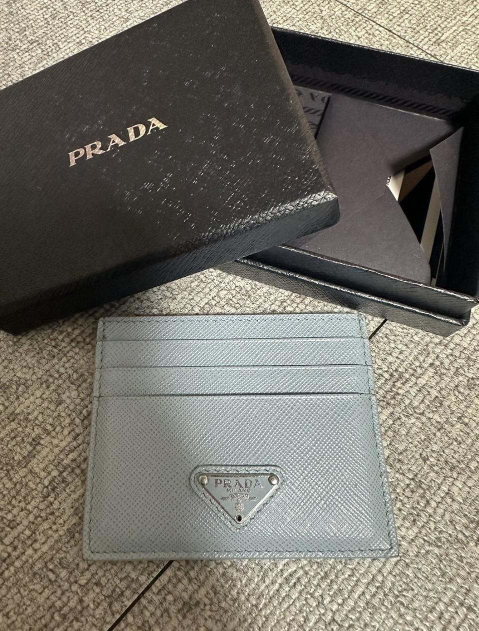 프라다 브러시드 카드지갑