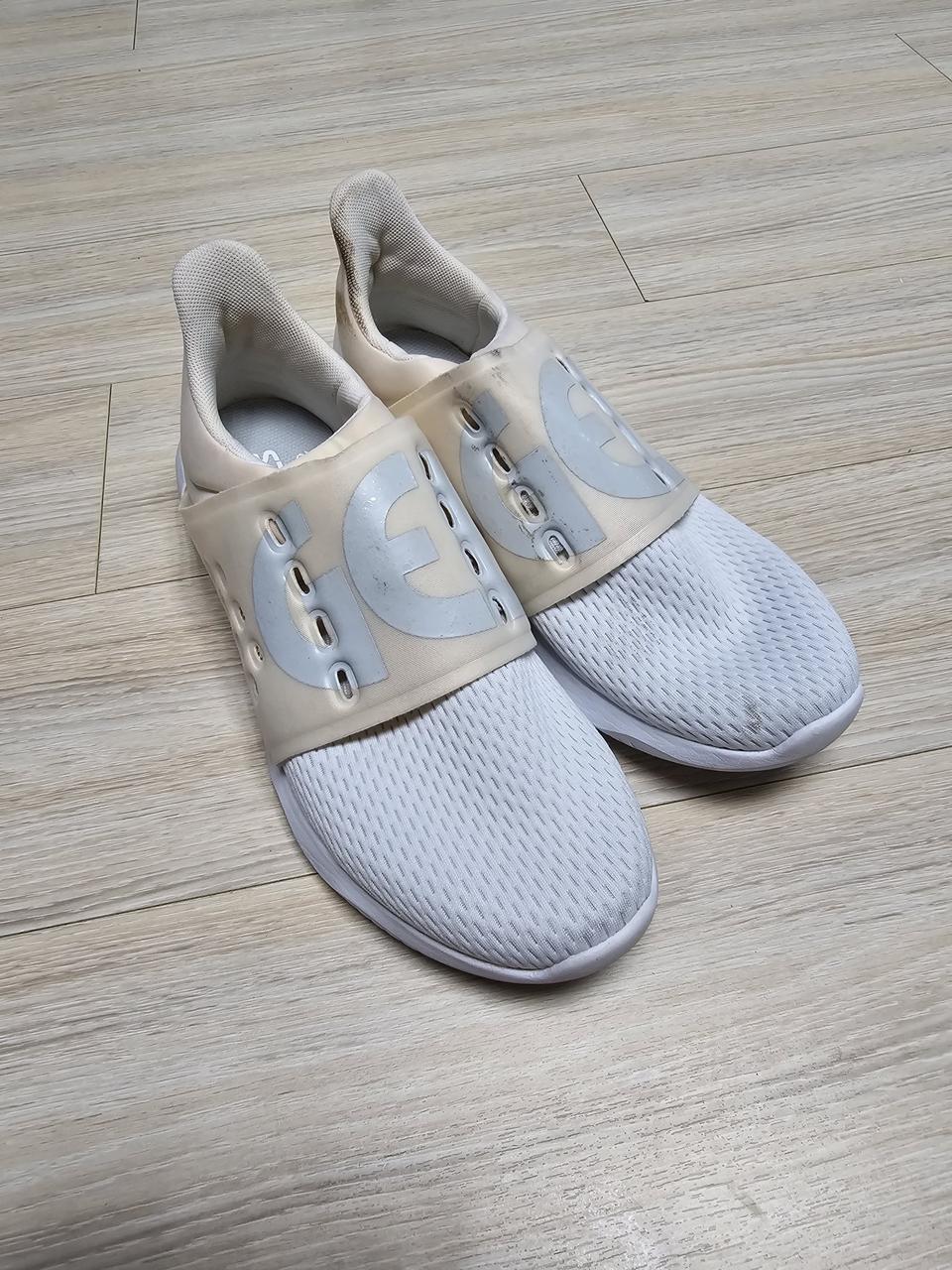 아식스265엄청가벼움몇일신음세탁해놓았어요뒤쪽에 때 완전 세운동화같어요