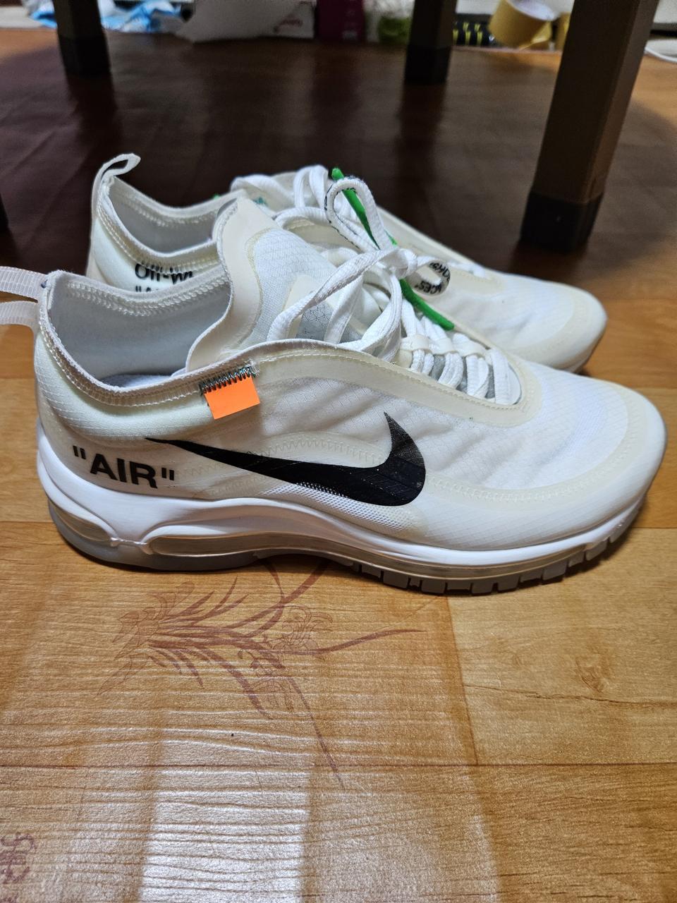나이키 에어 오브 화이트