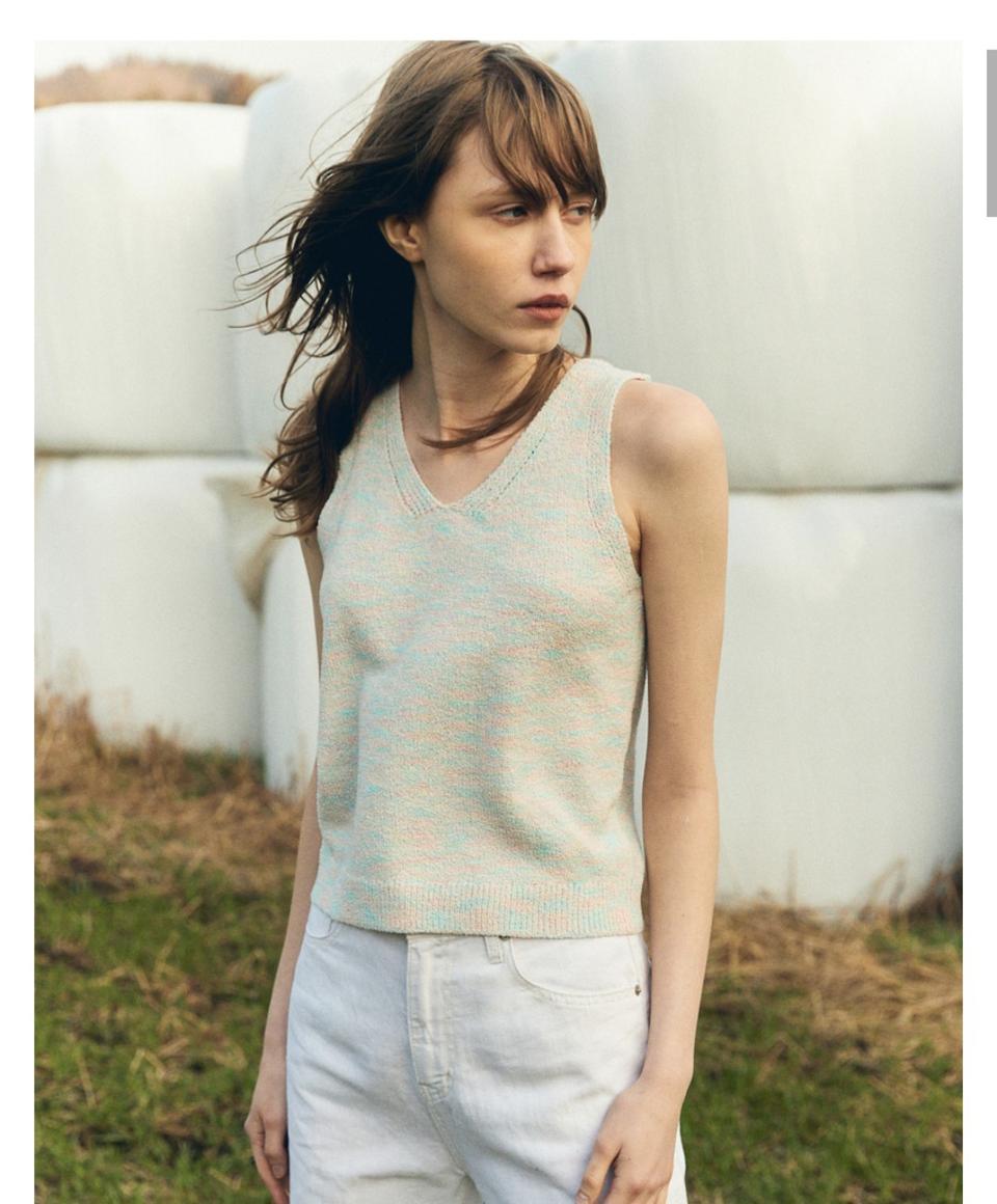 몽돌 부클 브이넥 슬리브리스 니트