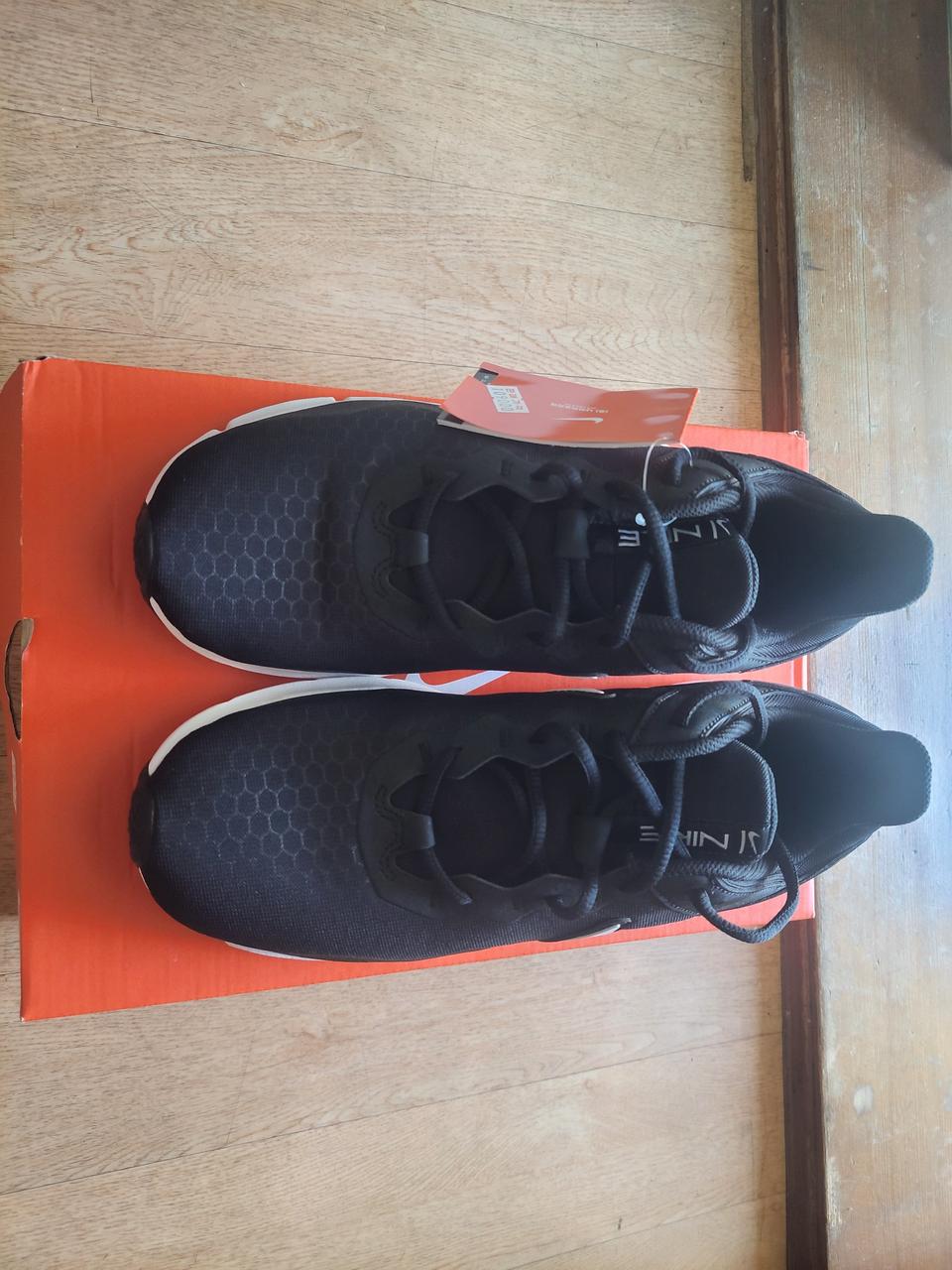 나이키 레전드에센셜2 운동화 런닝화