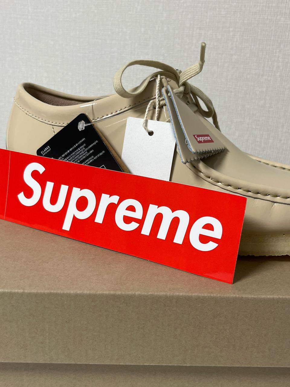 미개봉 새상품 슈프림 x 클락스 페이턴트 레더 왈라비 내츄럴 270