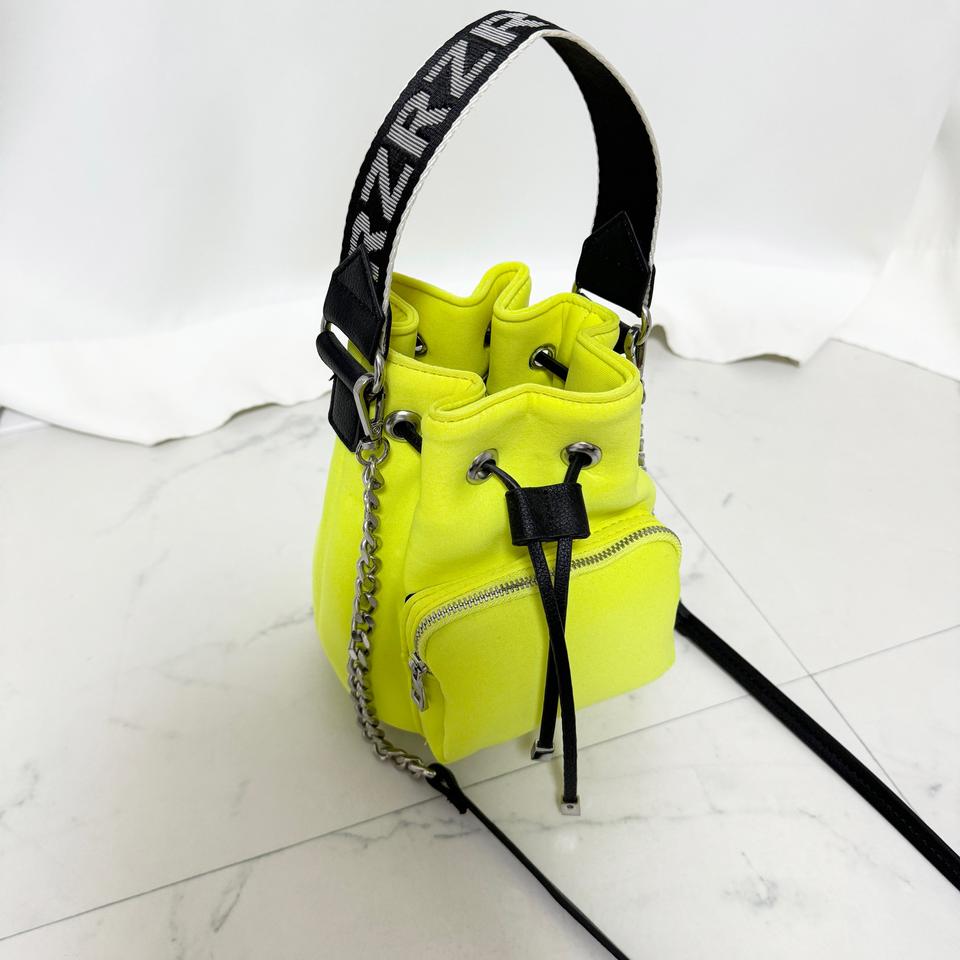 자라 네오플렌 라임 버킷백
