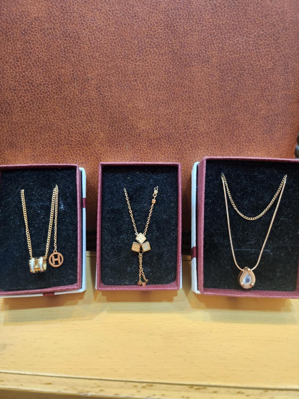 새상품. 써지컬 목걸이.선물용케이스포함. 3종중 택1.