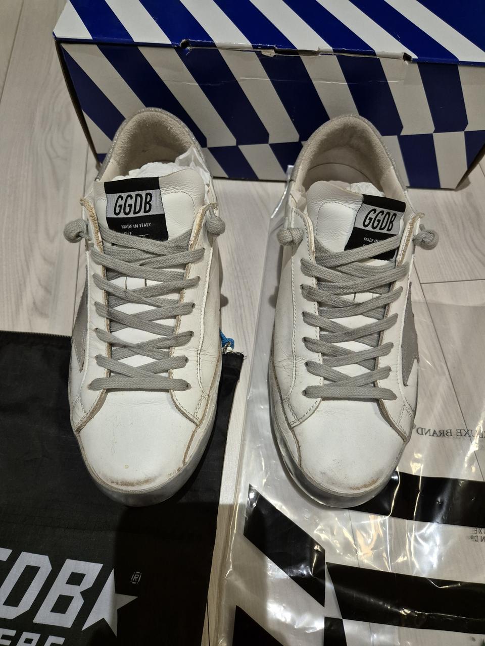 골든구스 슈퍼스타 실버 팝니다.