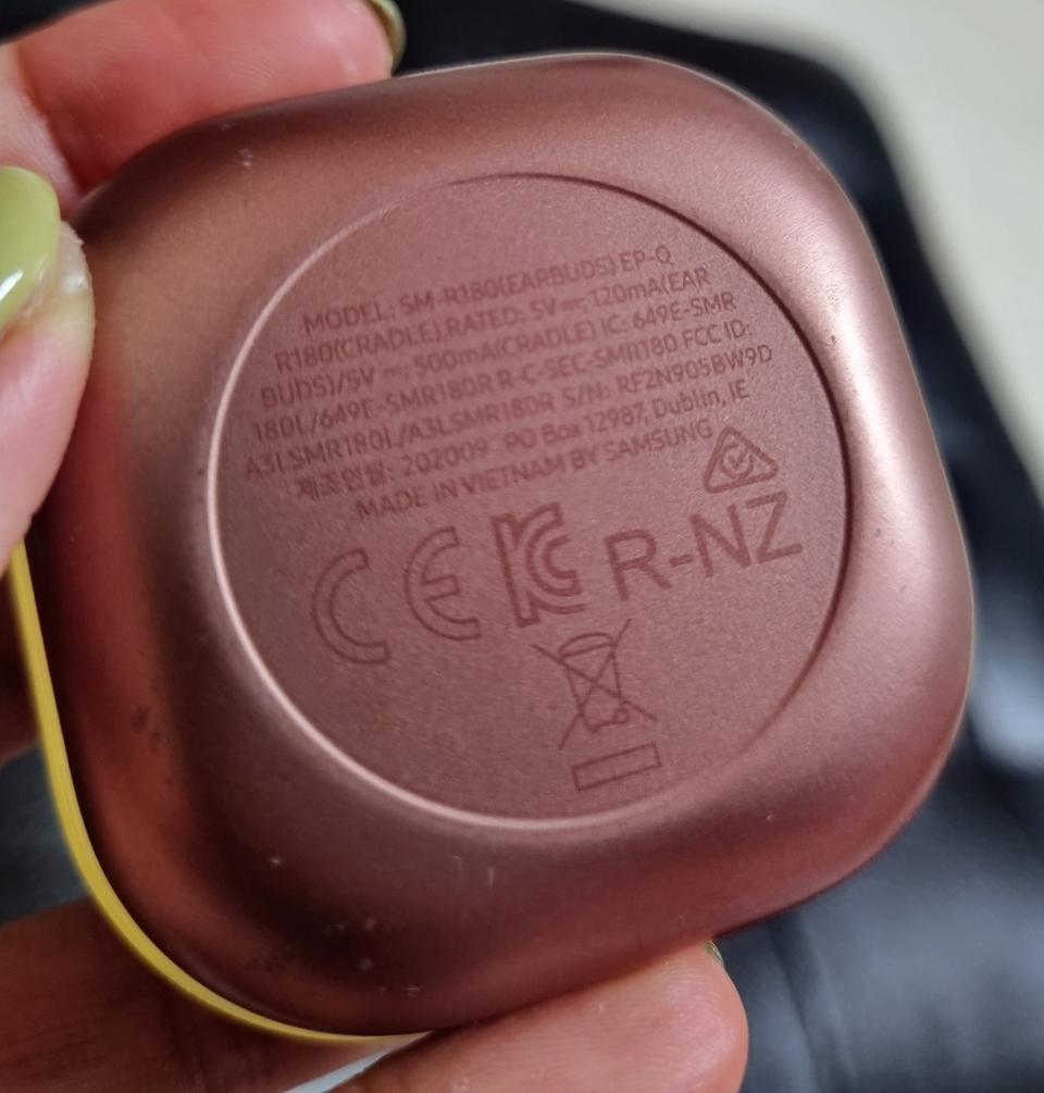 갤럭시 버즈 라이브 SM-R180 본체 포함 케이스 입니다