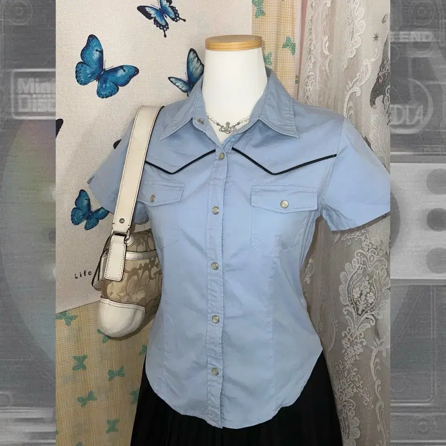 하늘색 반팔 슬림핏 셔츠