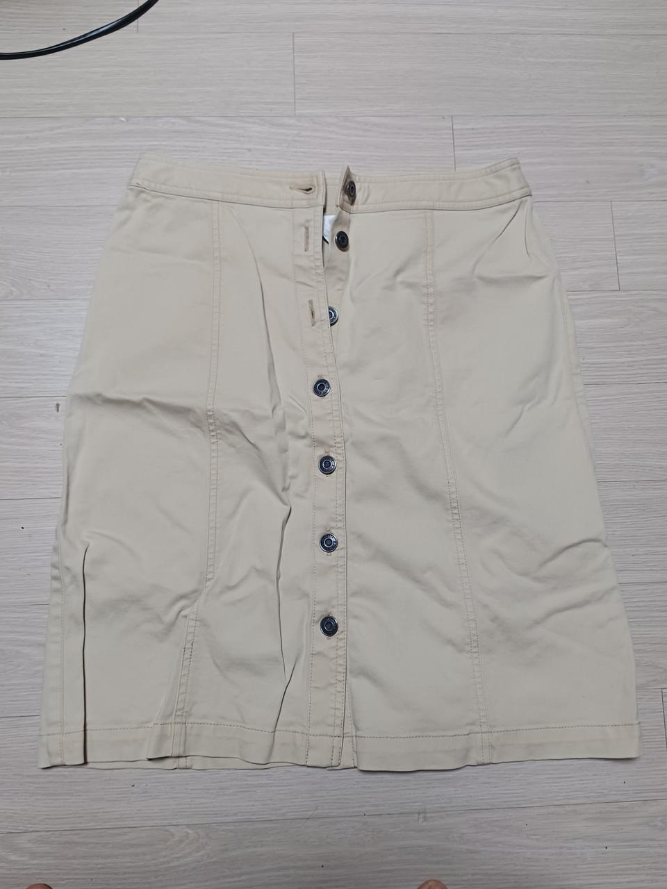 베이지 단추 스커트