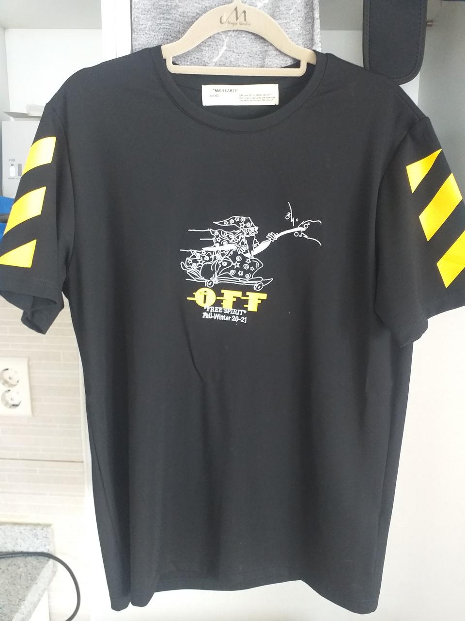 오프 화이트 프리스피릿 반팔티