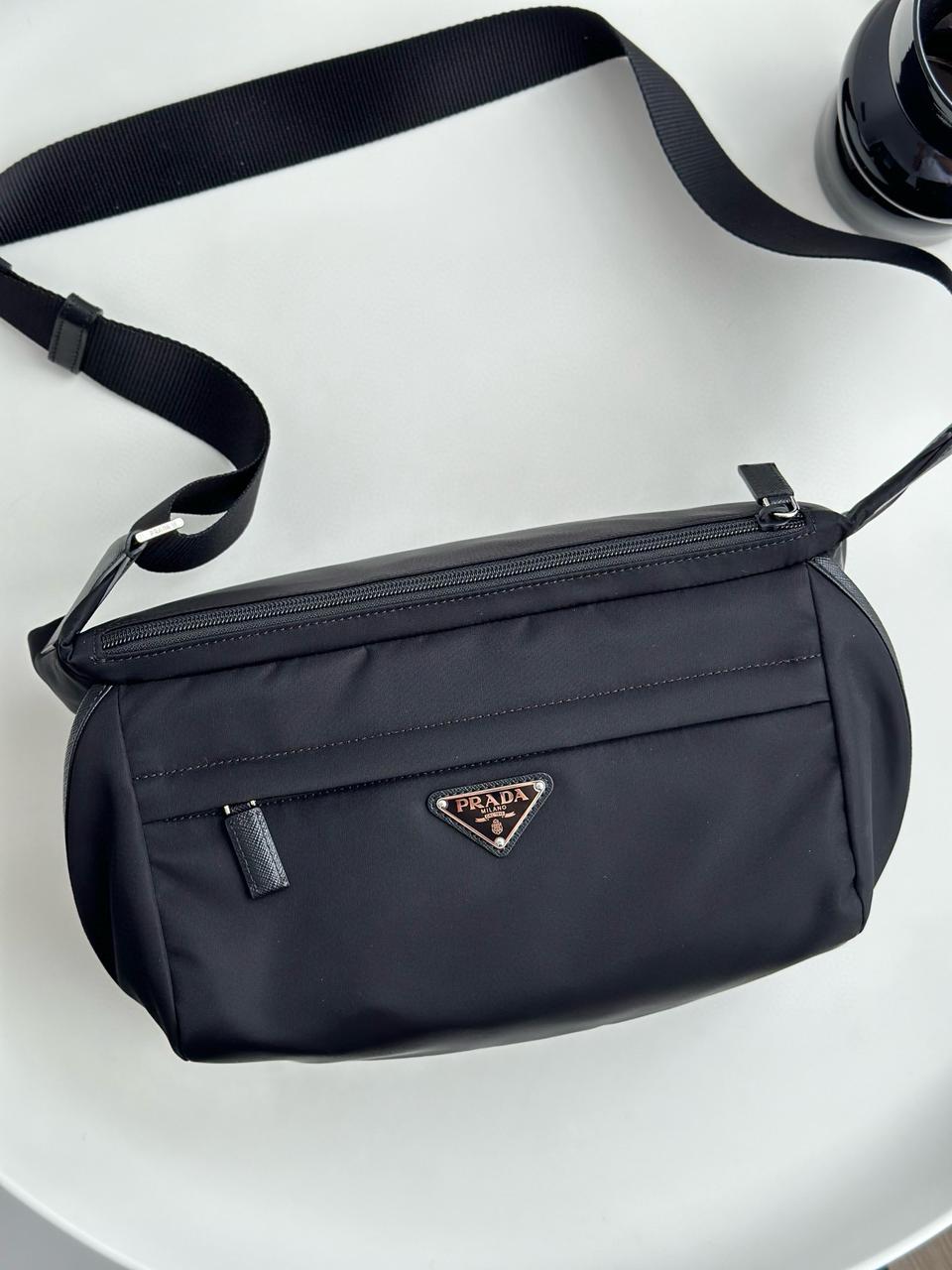 프라다 바이커백