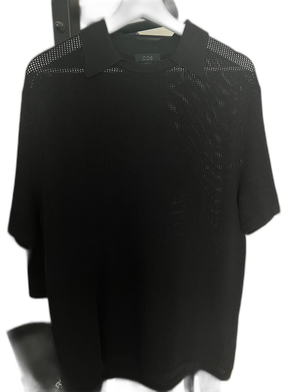 코스 펀칭 디테일 카라 니트 티