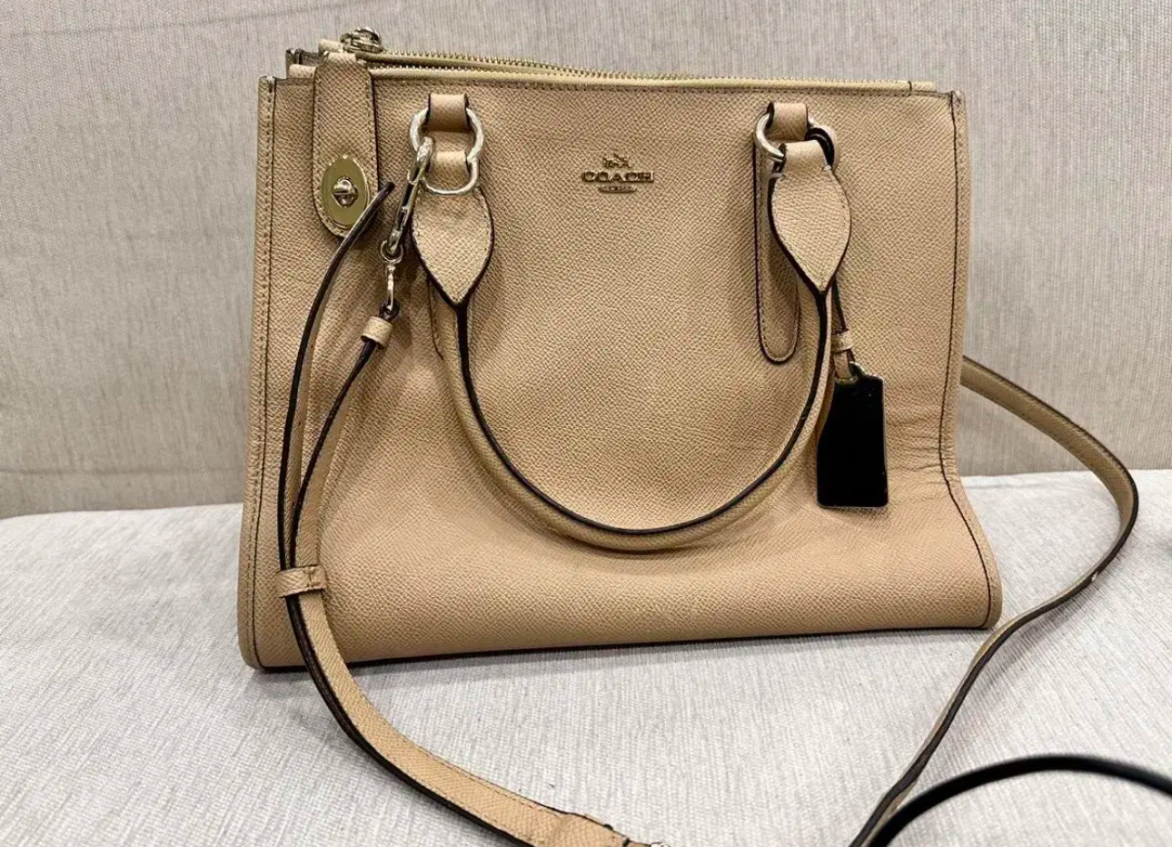 코치 진베이지 토트백 크로스백 오피스룩