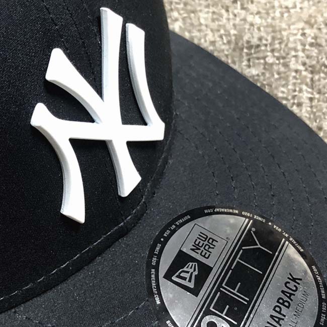 뉴에라 양키스 스냅백 메탈배지