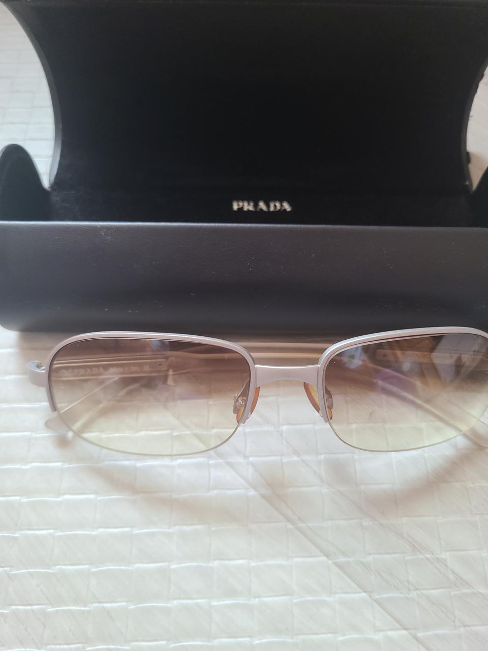 프라다 선글라스 판매합니다.