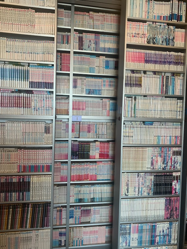 만화카페 30만권 200원부터 만화책장 소설책장 700개 2만원