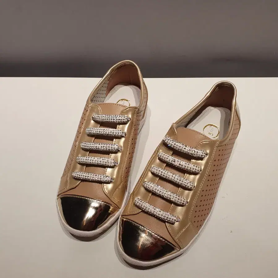 여성 큐빅 블링블링 골드 단화 운동화 스니커즈 금색 230