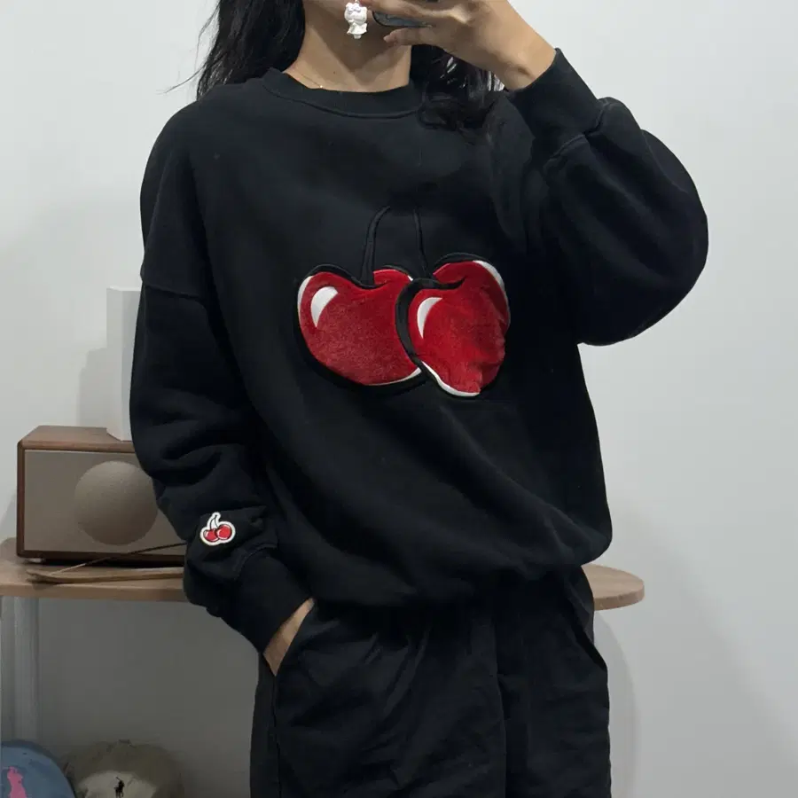 키르시 kirsh 벨벳로고 맨투맨